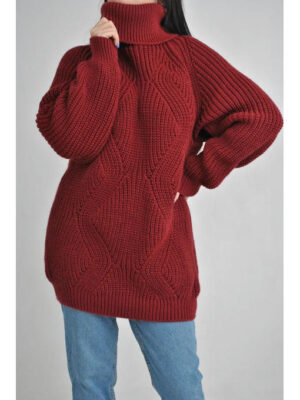 Удлиненный женский свитер крупной вязки вишневого цвета
