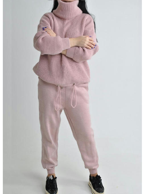 Женский стильный вязанный костюм в цвете пудра — изображение 2