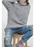 Удлиненный женский свитер крупной вязки серый