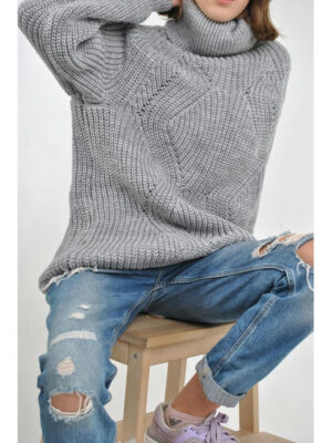 Удлиненный женский свитер крупной вязки серый