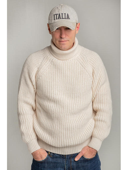 Шерстяной мужской свитер с высоким горлом молочного цвета
