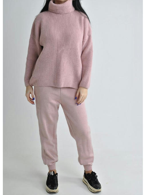 Женский стильный вязанный костюм в цвете пудра — изображение 4