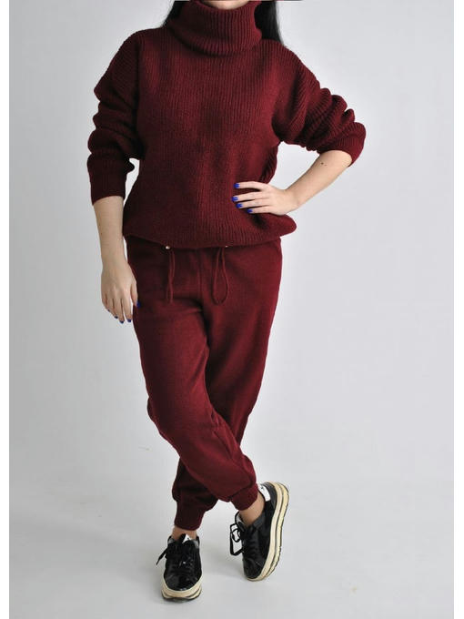 Женский стильный вязанный костюм бордового цвета