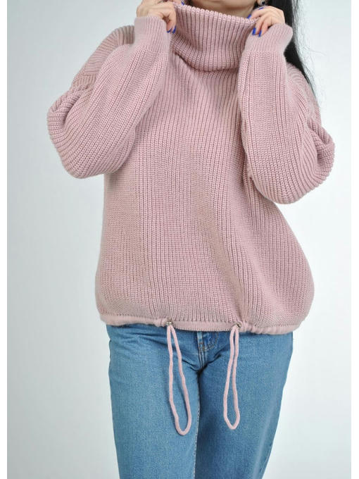 Женский вязанный свитер крупной вязки с высоким горлом в цвете пудра — изображение 2