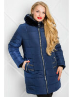 Женский пуховик-пальто синего цвета с меховой отделкой капюшона