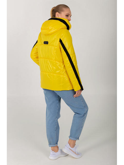 Желтая демисезонная женская куртка с контрастной отделкой — изображение 2