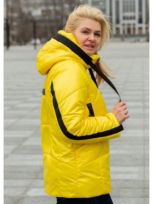 Желтая демисезонная женская куртка с контрастной отделкой — изображение 12
