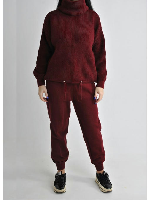 Женский стильный вязанный костюм бордового цвета — изображение 5