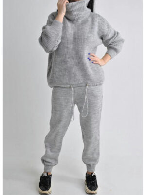 Женский стильный вязанный костюм серого цвета