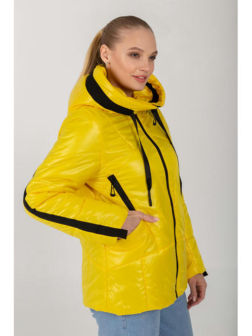 Желтая демисезонная женская куртка с контрастной отделкой — изображение 3