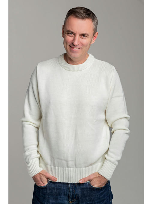 Стильный теплый мужской джемпер Поло молочного цвета