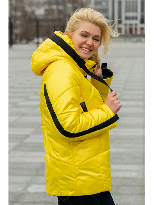 Желтая демисезонная женская куртка с контрастной отделкой — изображение 11