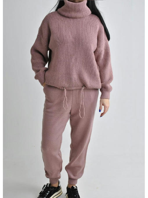 Женский стильный вязанный костюм в розовом цвете — изображение 3