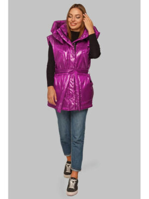 Жилет из плащевой ткани с поясом и карманами в цвете малина