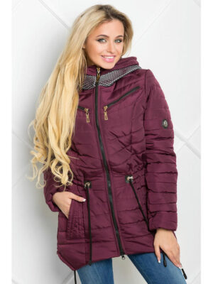 Женская демисезонная куртка с поясом в цвете марсала