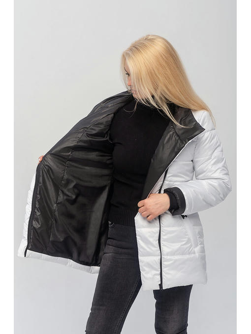 Демисезонная женская куртка с поясом белая больших размеров — изображение 8