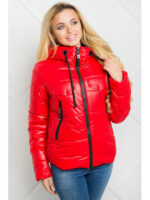 Короткая красная демисезонная куртка