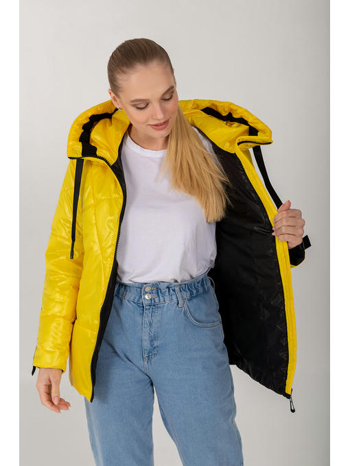 Желтая демисезонная женская куртка с контрастной отделкой — изображение 4