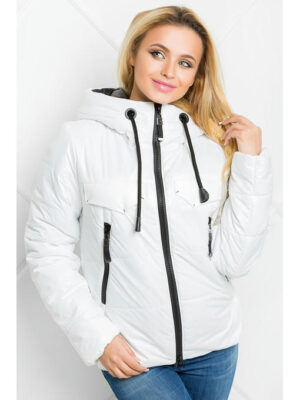 Белая демисезонная куртка с черной фурнитурой