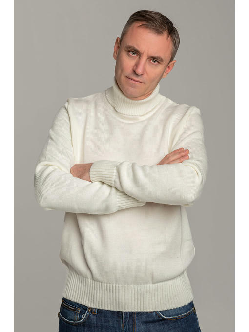 Стильный свитер с высоким горлом Поло молочный