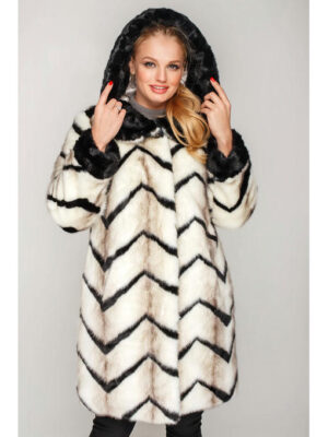 Длинная шуба молочного цвета под норку