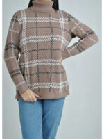 Женский свитер-туника с клетчатым орнаментом и разрезами по бокам бежевый
