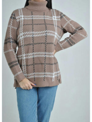 Женский свитер-туника с клетчатым орнаментом и разрезами по бокам бежевый