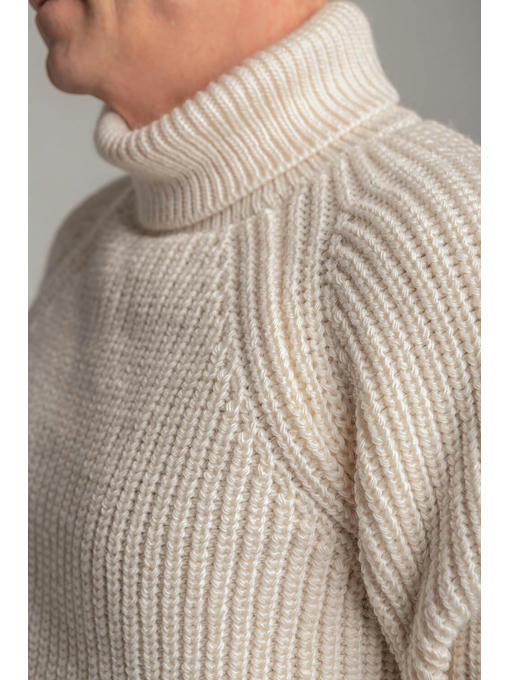 Шерстяной мужской свитер с высоким горлом молочного цвета — изображение 2