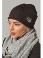 Женская черная шапка для сезона весна / осень