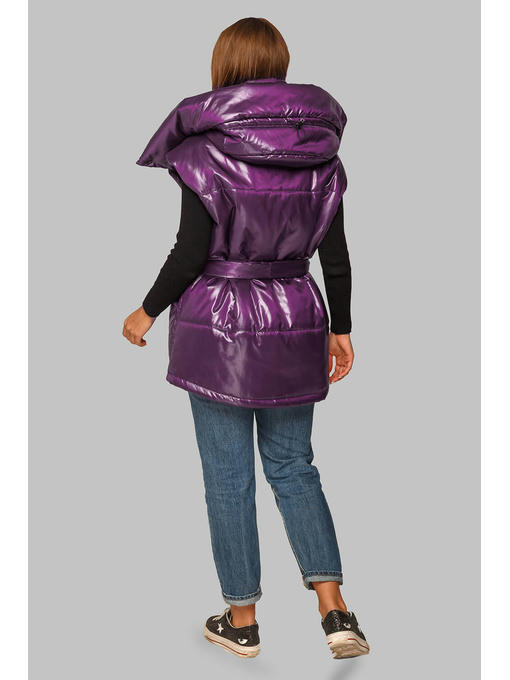Фиолетовый жилет с поясом и капюшоном в модном фасоне — изображение 2