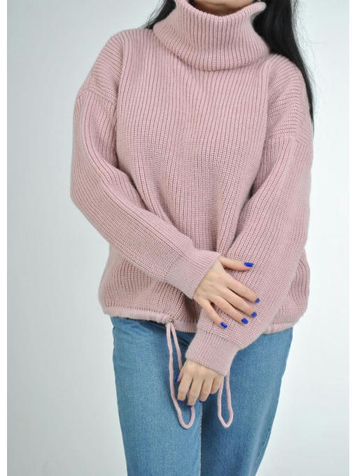 Женский вязанный свитер крупной вязки с высоким горлом в цвете пудра