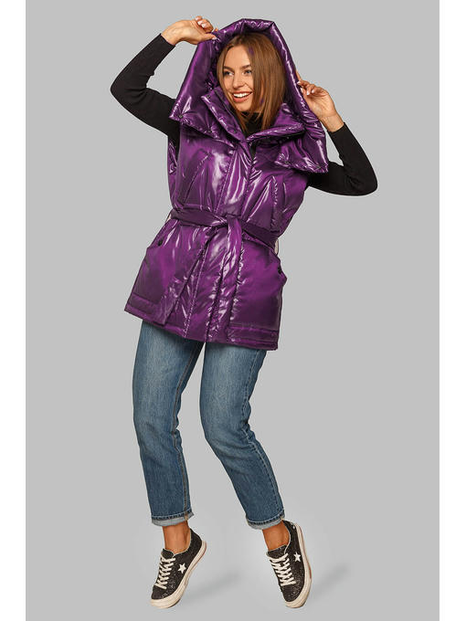 Фиолетовый жилет с поясом и капюшоном в модном фасоне — изображение 3