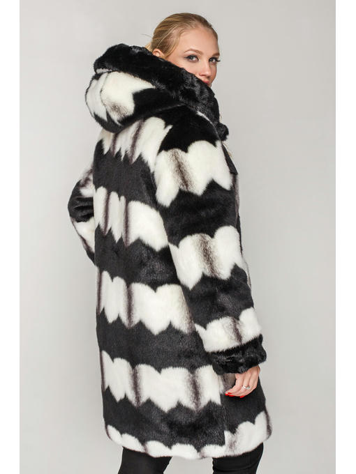 Шуба под норку полосатыми зигзагами черно-белая с капюшоном — изображение 3