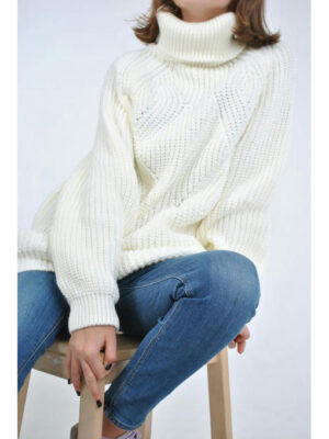 Удлиненный женский свитер крупной вязки белого цвета