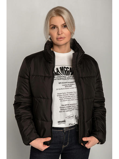 Демисезонная женская куртка с двумя карманами в черном цвете — изображение 3