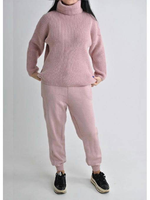 Женский стильный вязанный костюм в цвете пудра — изображение 6