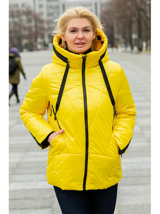 Желтая демисезонная женская куртка с контрастной отделкой — изображение 9