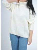 Женский теплый свитер с высоким горлом молочного цвета