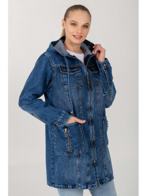 Демисезонная женская джинсовая куртка-ветровка на молнии с накладными карманами