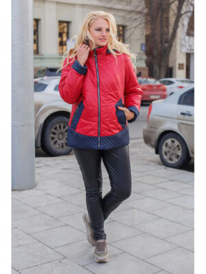 Красная женская куртка на весну-осень с темно-синей отделкой