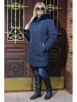 Зимний пуховик-пальто синего цвета с капюшоном и мехом