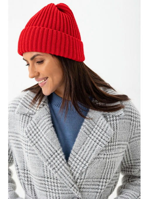 Стильная вязаная женская шапка красная — изображение 3