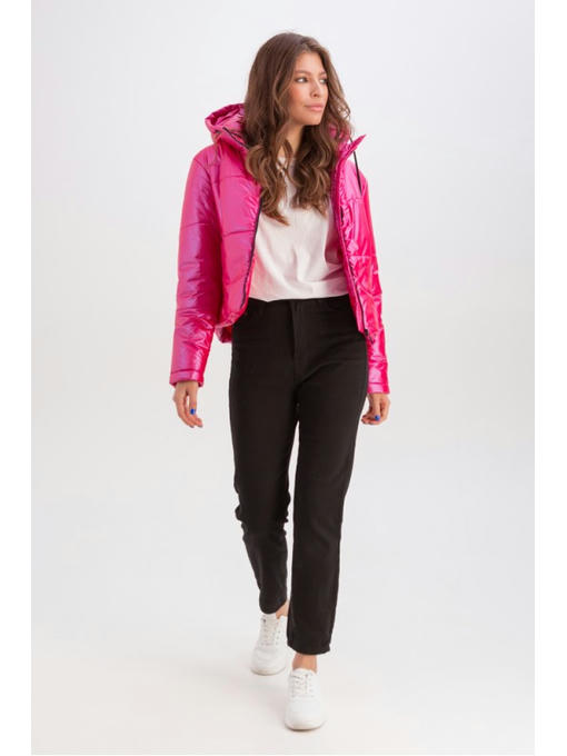 Короткая куртка с капюшоном малиновая