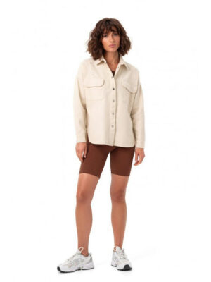 Джинсовая рубашка с нагрудными карманами бежевая