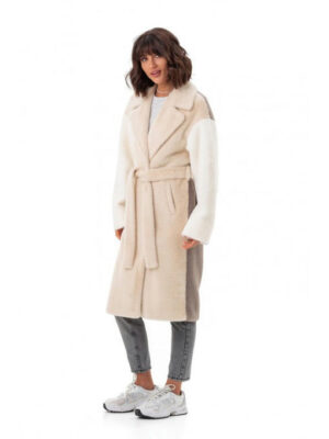 Дизайнерское пальто из экоальпаки бежевое