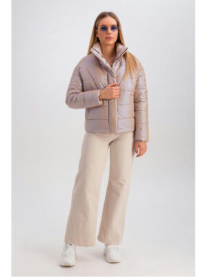 Дутая куртка с воротником-стойкой бежевая