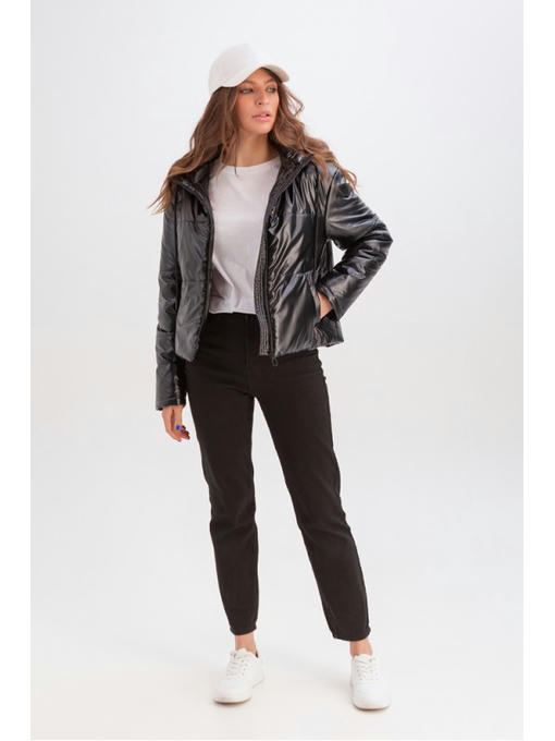 Короткая куртка с капюшоном черная