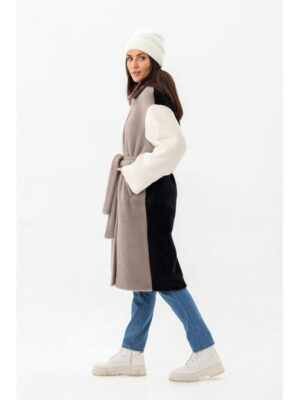 Женская вязаная шапка с отворотом молоко