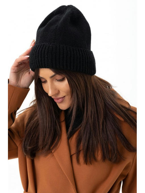 Женская вязаная шапка с отворотом черная — изображение 2