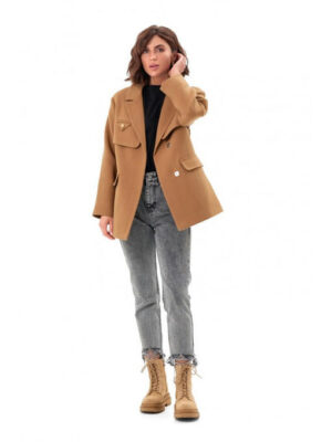 Пальто с оригинальным поясом кэмел